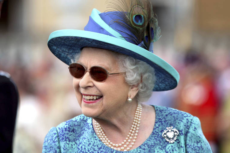 Rainha Elizabeth 2ª sorri durante festa no jardim do Palácio de Buckingham, em Londres, em maio passado