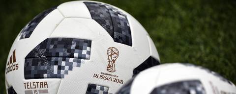 Official Worlc Cup football balls are seen on the pitch during the Russian national football team's training session in Novogorsk outside Moscow on June 8, 2018, ahead of the Russia 2018 World Cup.  / AFP PHOTO / Alexander NEMENOV