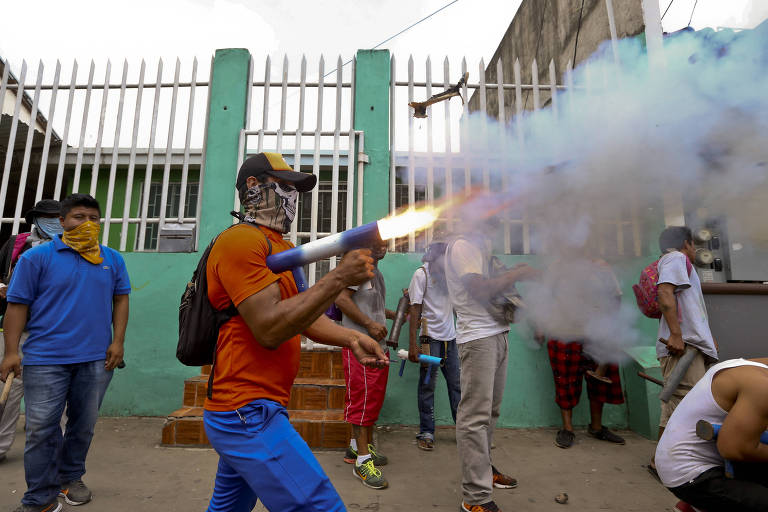 Manifestante lança morteiro doméstico durante protesto em Masaya, na Nicarágua 