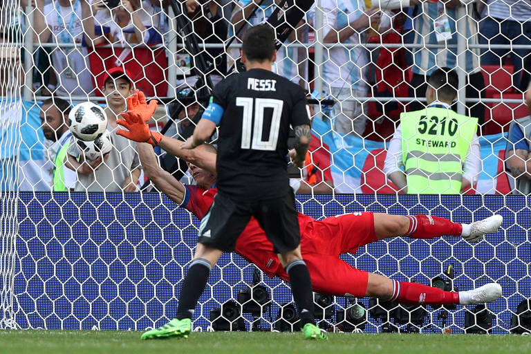 Herói da Islândia, goleiro diz ter estudado pênaltis de Messi por quatro anos