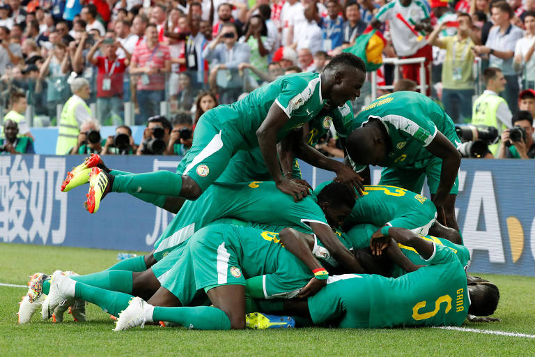 Senegal salva africanos com gol contra de brasileiro e erro polonês