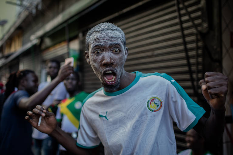 Sem álcool e com farinha, senegaleses comemoram vitória no centro de SP