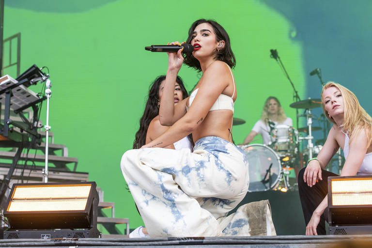 Dua Lipa interrompe show devido à dor de ouvido e chora ao se desculpar com os fãs