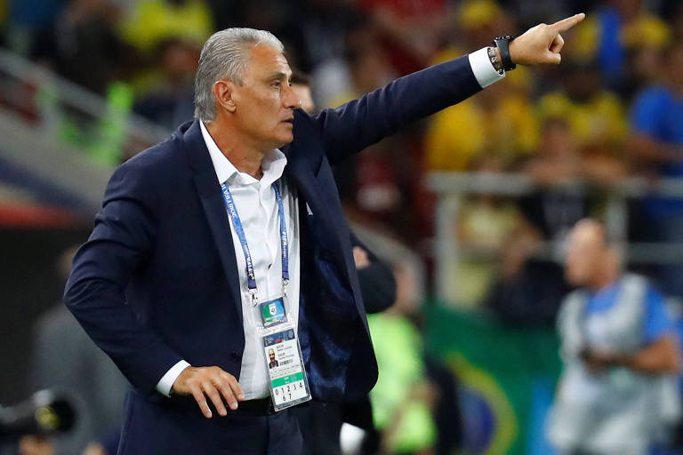 Tite dá orientações aos jogadores brasileiros durante partida contra a Sérvia