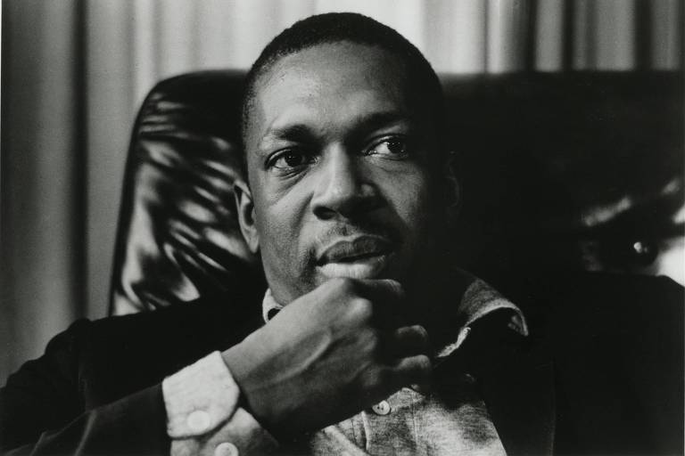 O saxofonista americano John Coltrane, fotografado por Jim Marshall para o álbum "Settin' The Pace", de 1958.