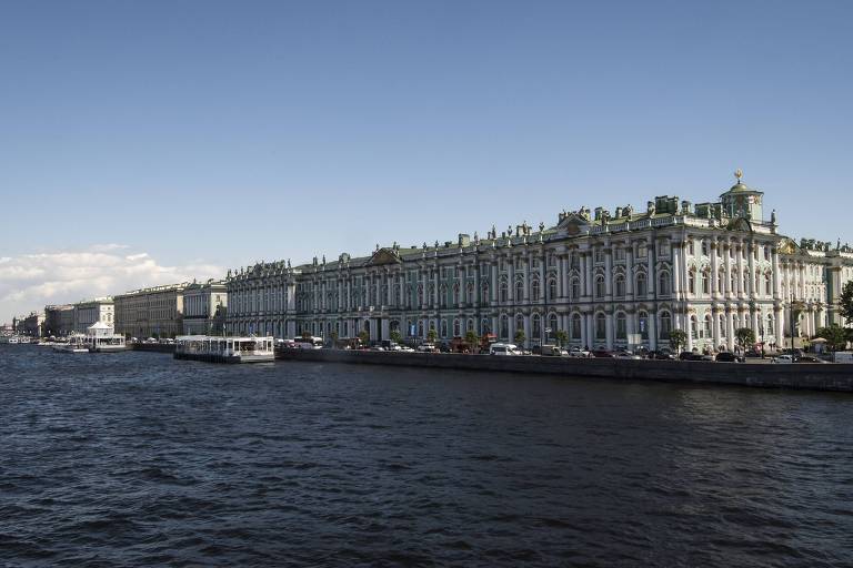 Contemplativa, São Petersburgo contrasta com acelerada Moscou