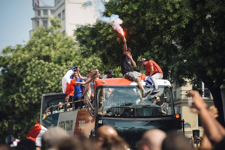 Torcedores em Paris durante a final da Copa