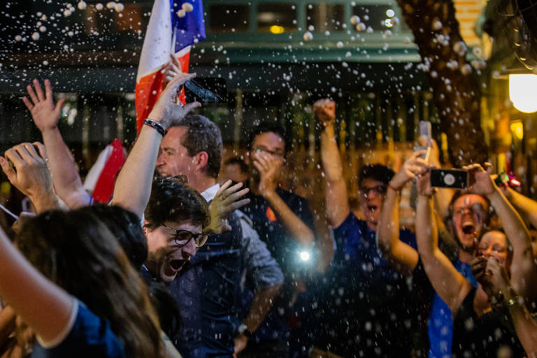 Torcida da França comemora em bar de SP