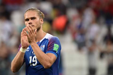 Iceland's midfielder Rurik Gislason reacts after being defeated by Nigeria at the end of the Russia 2018 World Cup Group D football match between Nigeria and Iceland at the Volgograd Arena in Volgograd on June 22, 2018. / AFP PHOTO / NICOLAS ASFOURI / RESTRICTED TO EDITORIAL USE - NO MOBILE PUSH ALERTS/DOWNLOADS