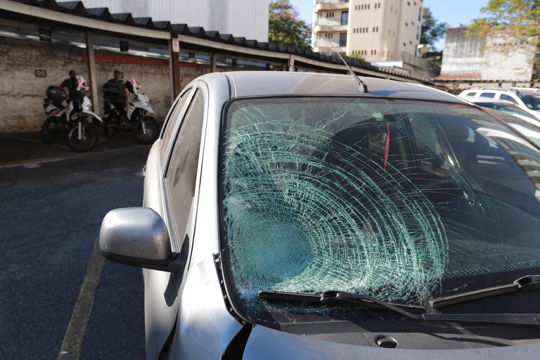 Carro com vidro quebrado