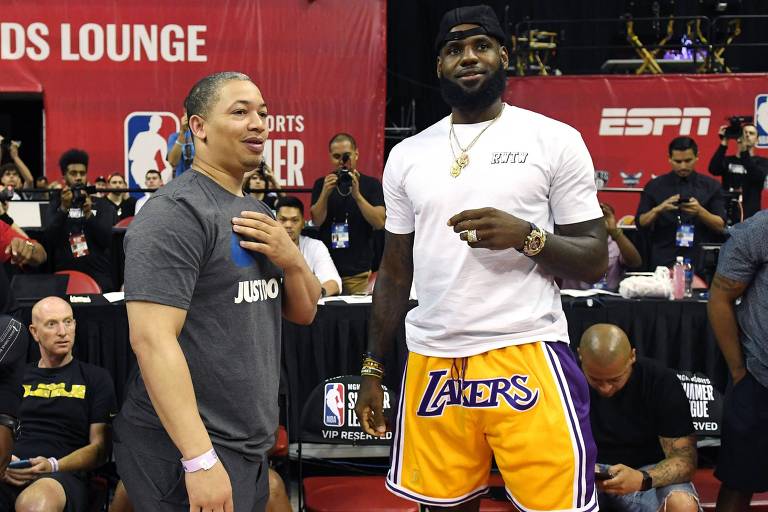 Treinador do Cleveland Cavaliers,  Tyronn Lue, conversa com LeBron James durante os jogos de verão da NBA