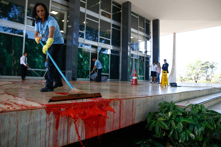 Grupo pró-Lula joga tinta vermelha na entrada do STF