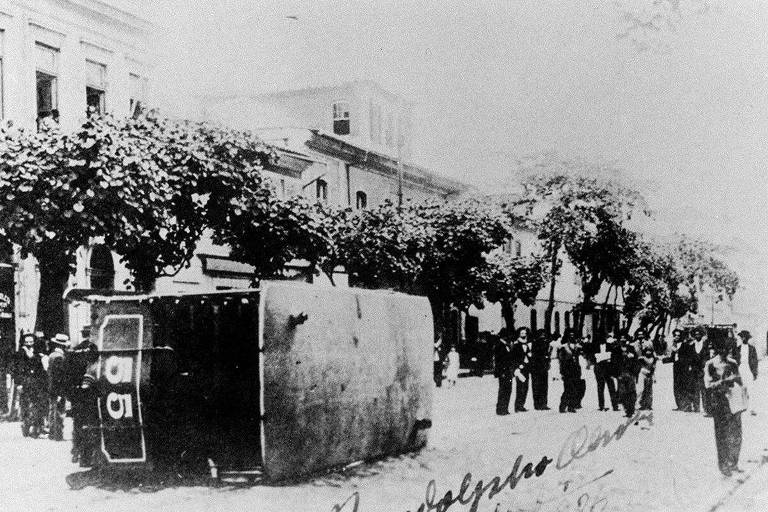 Bonde tombado na praça da República, no Rio de Janeiro, durante a Revolta da Vacina, em novembro de 1904 