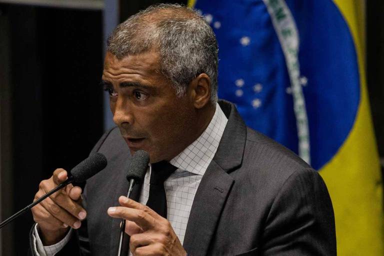 Ex-jogador Romário oficializa candidatura e diz que principal crise do RJ é moral