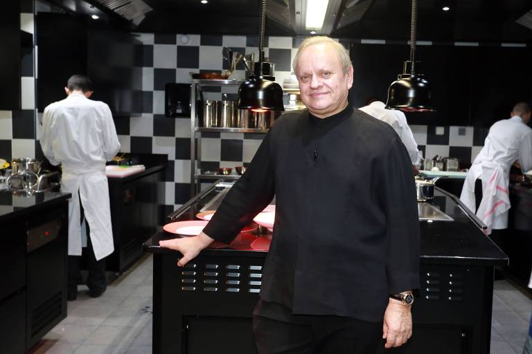 O chef Joël Robuchon poses em Bordeaux, na França
