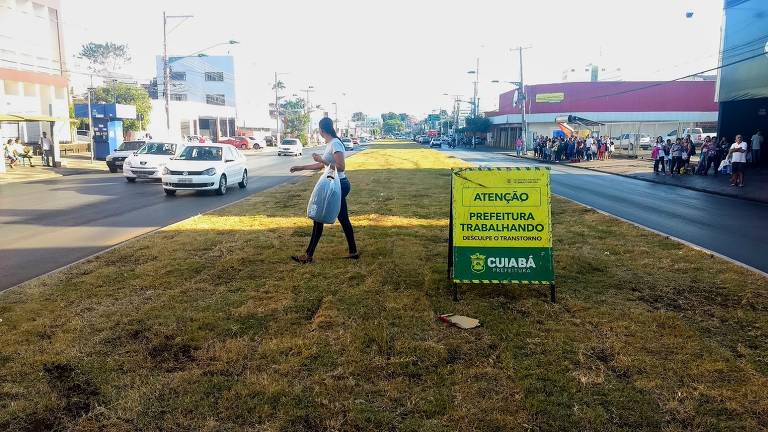 Em 2018, grama toma canteiro do VLT em Cuiabá