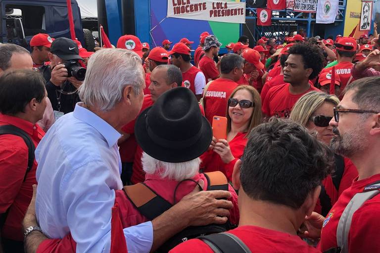José Dirceu na marcha para inscrever a candidatura de Lula no TSE