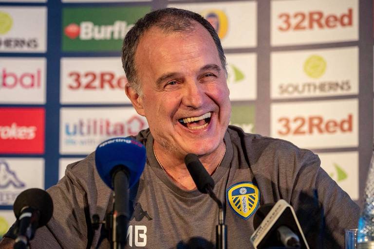 Marcelo Bielsa, técnico do Leeds United, durante entrevista coletiva