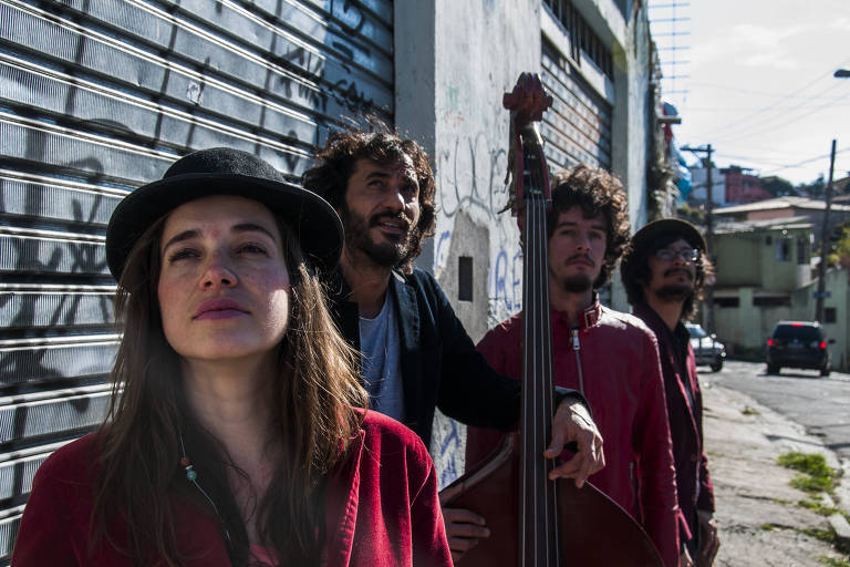 fotos do quarteto montado pelo Gustavo Galo e pelo Peri Pane, que lançam no sábado disco "Um Satélite Perdido", em show na Casa Gramo. Consertamos Discos Voadores; Peri Pane; Gustavo Galo; Daniel Xingu; Nath Calan; foto: Luís Dávila.