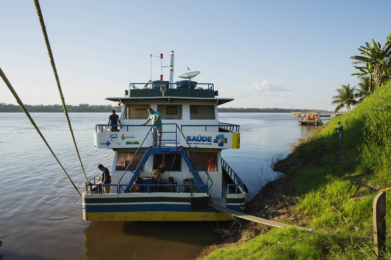 Unidade Básica de Saúde Fluvial atracada no porto em Borba, no Amazonas