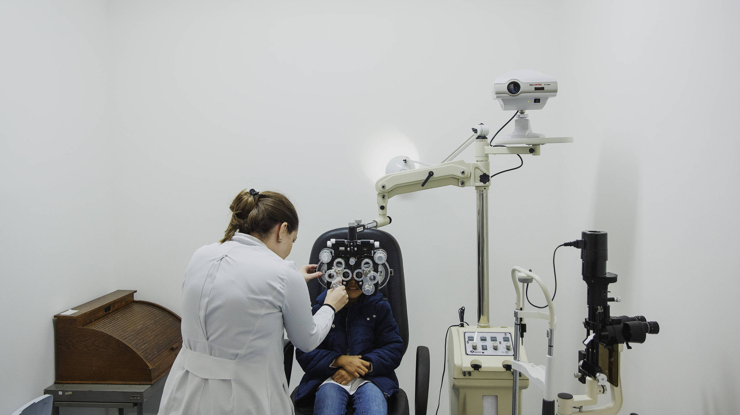 Paciente e examinada por médica oftalmologista em um consultório da Rede Hora Certa na Vila Prudente, na região leste de São Paulo
