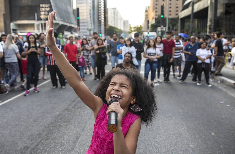 Vitoria de Deus, 10, faz show na avenida Paulista em um domingo de agosto