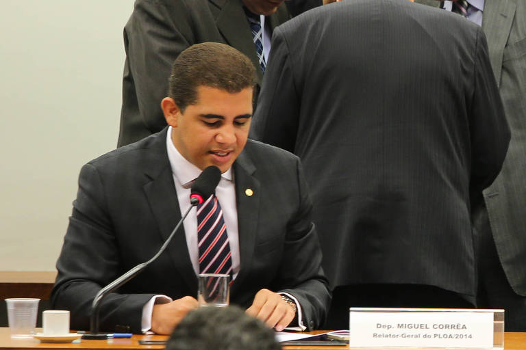 Deputado Miguel Correa (PT/MG) durante votação do orçamento na Câmara, em 2014 
