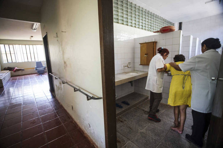 Paciente recebe atendimento em ala do Centro Hospitalar Psiquiátrico de Barbacena (MG)