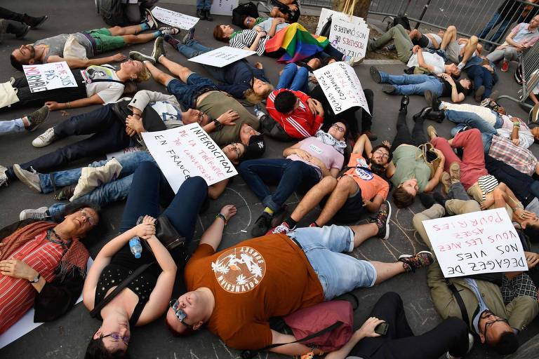 Protesto em Paris contra a sugestão do papa Francisco de que crianças gays devem ter ajuda psiquiátrica