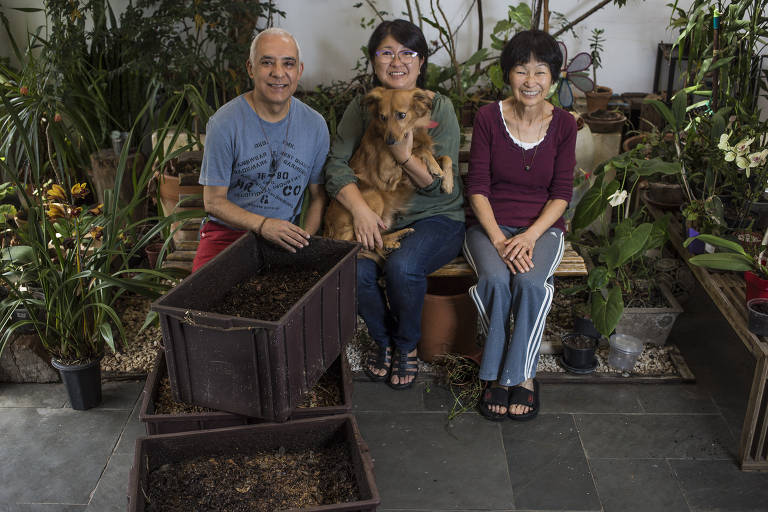 Carlos de Oliveira, 54, arquiteto, ao lado de sua mulher, Marisa Maeda, 54, a sua sogra, Mieko Maeda, 79