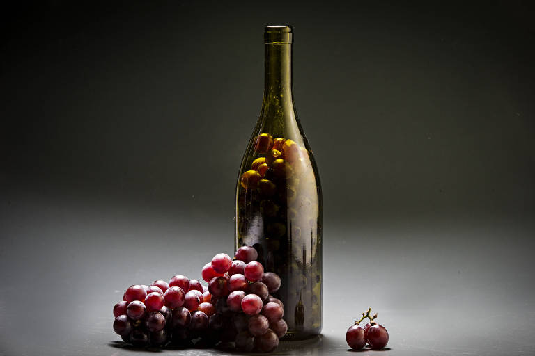 Produção feita com garrafa de vinhos e uvas
