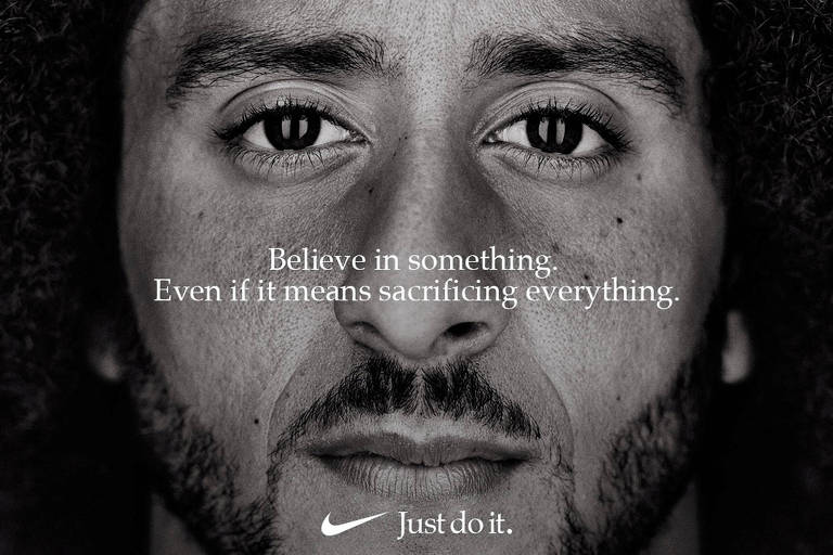 Imagem de campanha com Colin Kaepernick, ex-quarterback do San Francisco 49ers