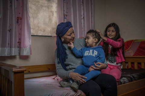 SÃO PAULO, SP, BRASIL, 05-09-2018: Retrato de Regiane Maria da Silva  (26) em sua casa, junto com seus filhos Gabrielle (8) e Cauã (1), que trata um linfoma. (Foto: Bruno Santos/ Folhapress) *** FSP-ESPECIAIS *** EXCLUSIVO FOLHA***