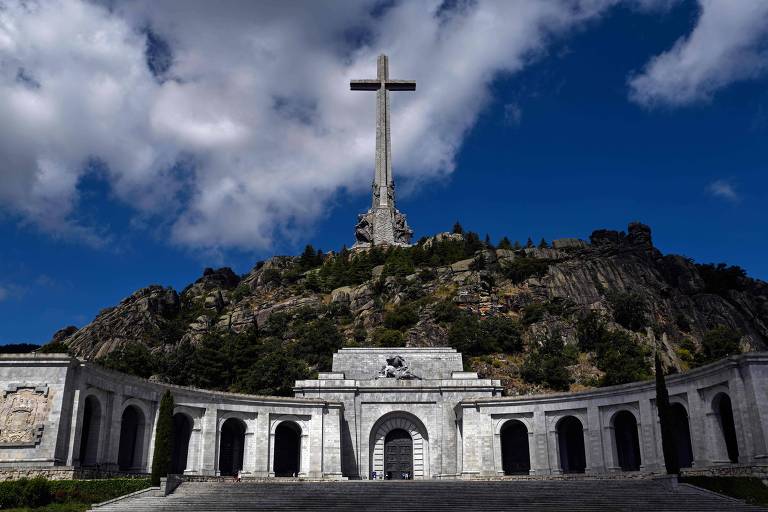 Justiça espanhola autoriza retirada de restos mortais do ditador Franco do Vale dos Caídos