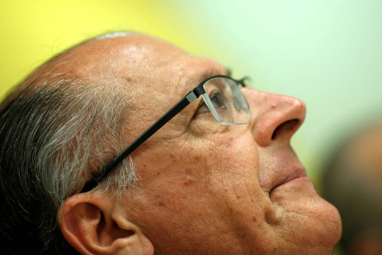 Alckmin vive tormenta a um mês do primeiro turno