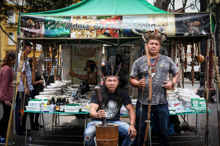 Índios montam 'farmácia natural' na praça da Sé, em SP