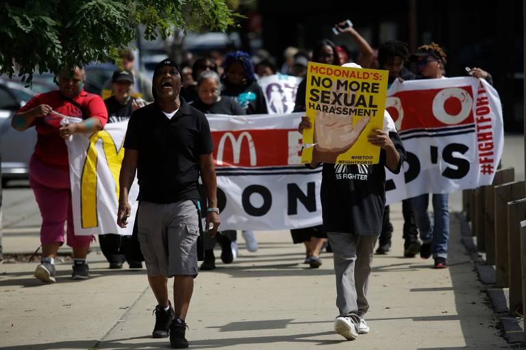 Funcionários do McDonald's protestam nos EUA contra assédio sexual