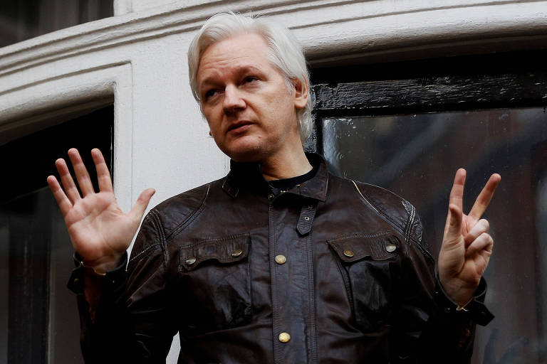 O australiano Julian Assange, fundador do site WikiLeaks, no terraço da embaixada equatoriana em Londres 
