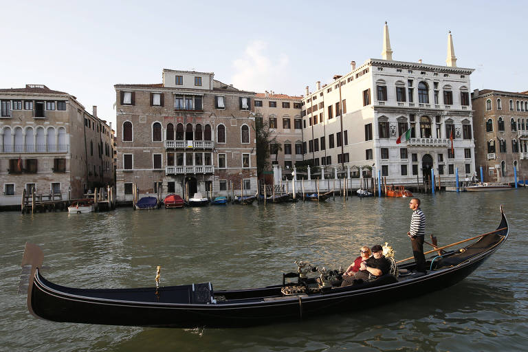 Veneza propõe multa de até 500 euros para visitante que sentar fora de bancos
