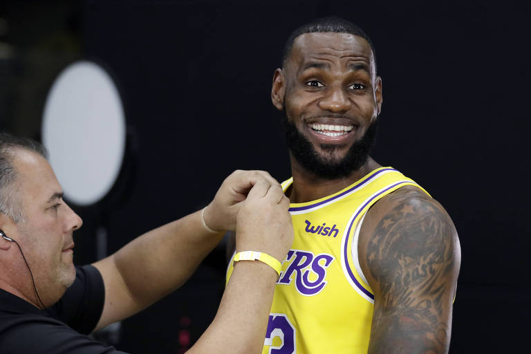 LeBron James se apresenta no Los Angeles Lakers