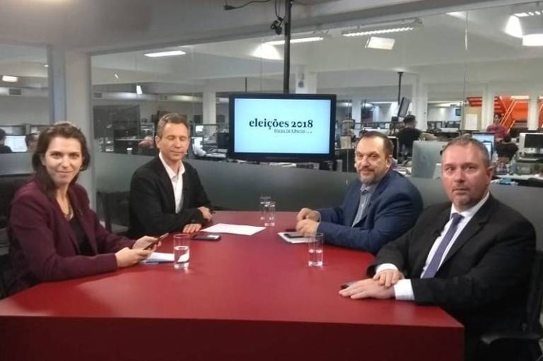 A repórter Thais Bilenky, o repórter especial Fernando Canzian, o diretor-geral do Datafolha, Mauro Paulino, e o repórter especial Igor Gielow sentados em torno à mesa do estúdio Folha durante o debate na TV Folha
