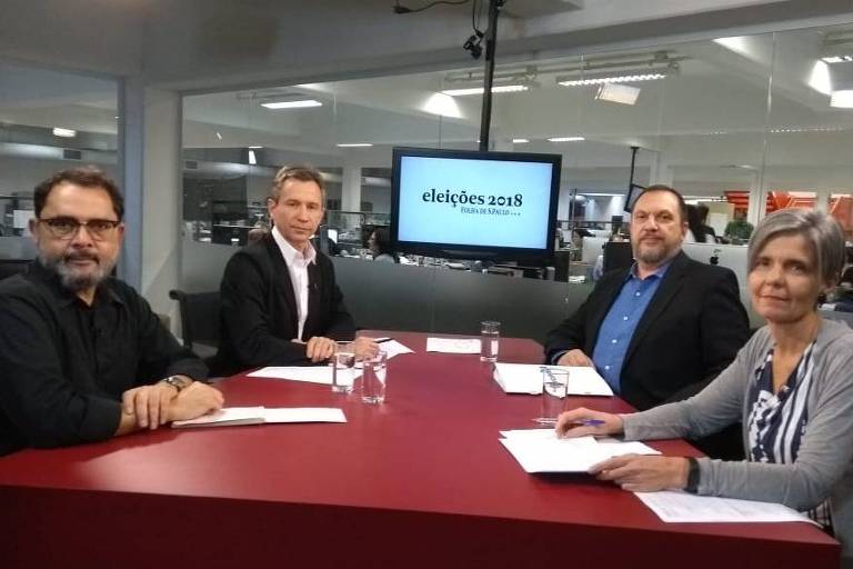 Marcos Augusto Gonçalves, Fernando Canzian, Mauro Paulino e Ana Estela de Sousa Pinto sentados à mesa do estúdio da TV Folha