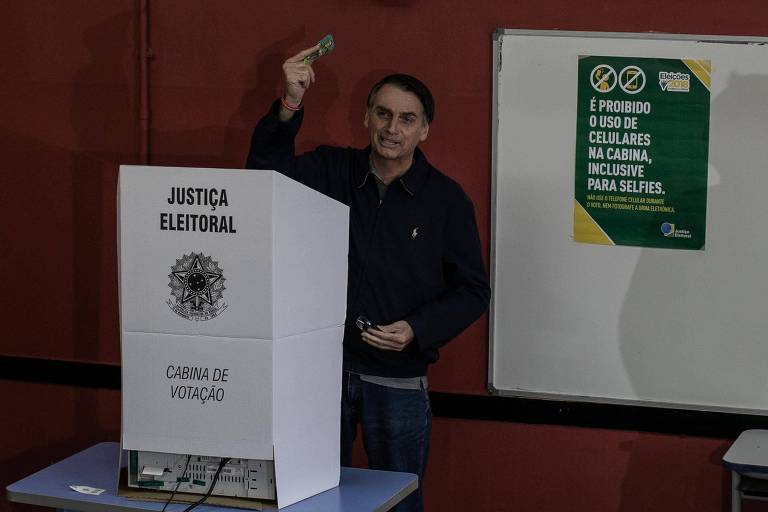 O candidato à Presidência Jair Bolsonaro (PSL) vota em colégio militar no Rio de Janeiro