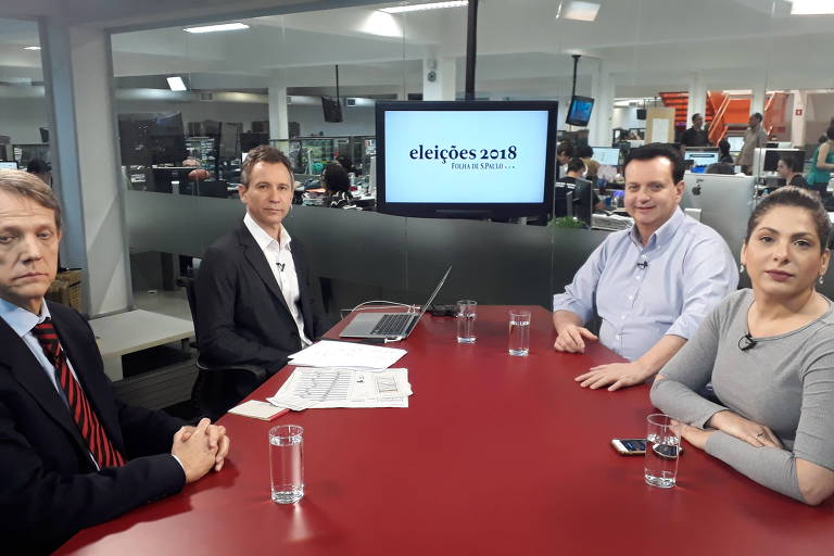 Sentados à mesa da TV Folha, o  colunista da Folha André Singer, o repórter especial Fernando Canzian, o ministro Gilberto Kassab e a editora do Painel, Daniela Lima