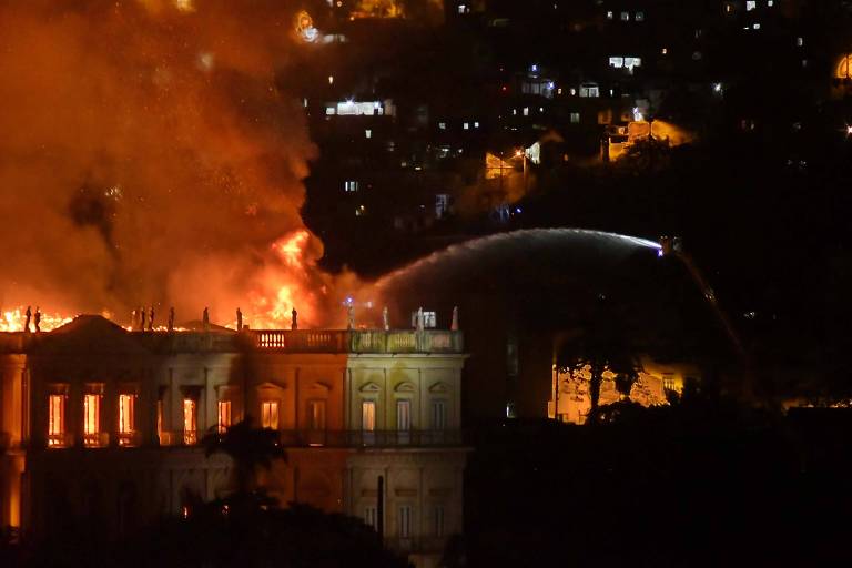 Incêndio de grandes proporções atinge Museu Nacional, vinculado à Universidade Federal do Rio de Janeiro