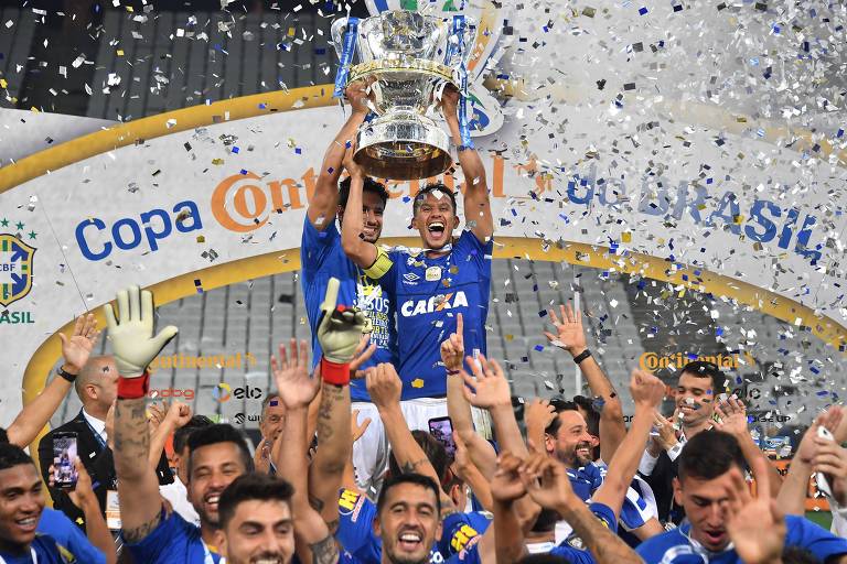 Henrique, capitão do Cruzeiro, levanta a taça de campeão da Copa do Brasil de 2018