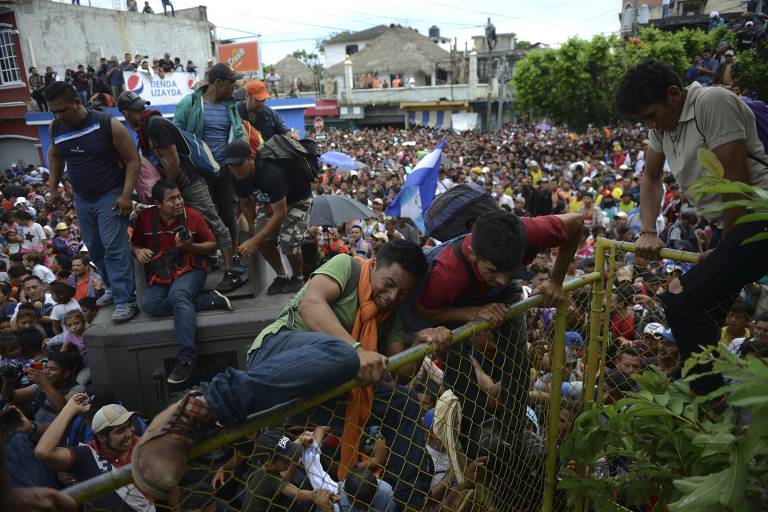 Caravana de migrantes centro-americanos chega ao México