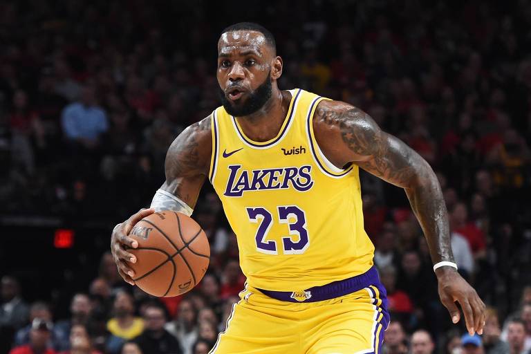 Após derrota na estreia, LeBron James pede paciência com o Lakers