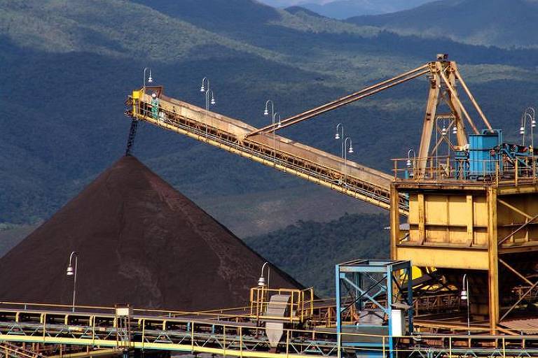 Pilha de minério de ferro, na mina Gongo Soco, em Barão de Cocais, Minas Gerais