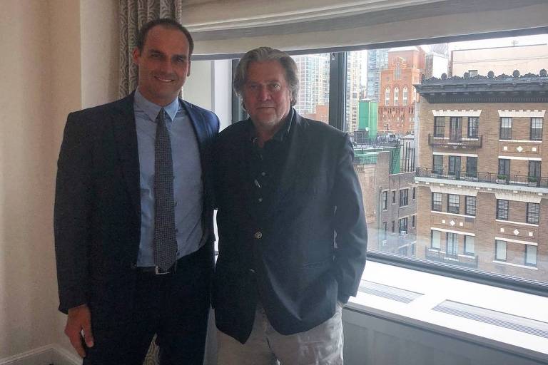 Eduardo Bolsonaro, filho de Jair Bolsonaro, se reúne com Steve Bannon em Nova York no início de agosto